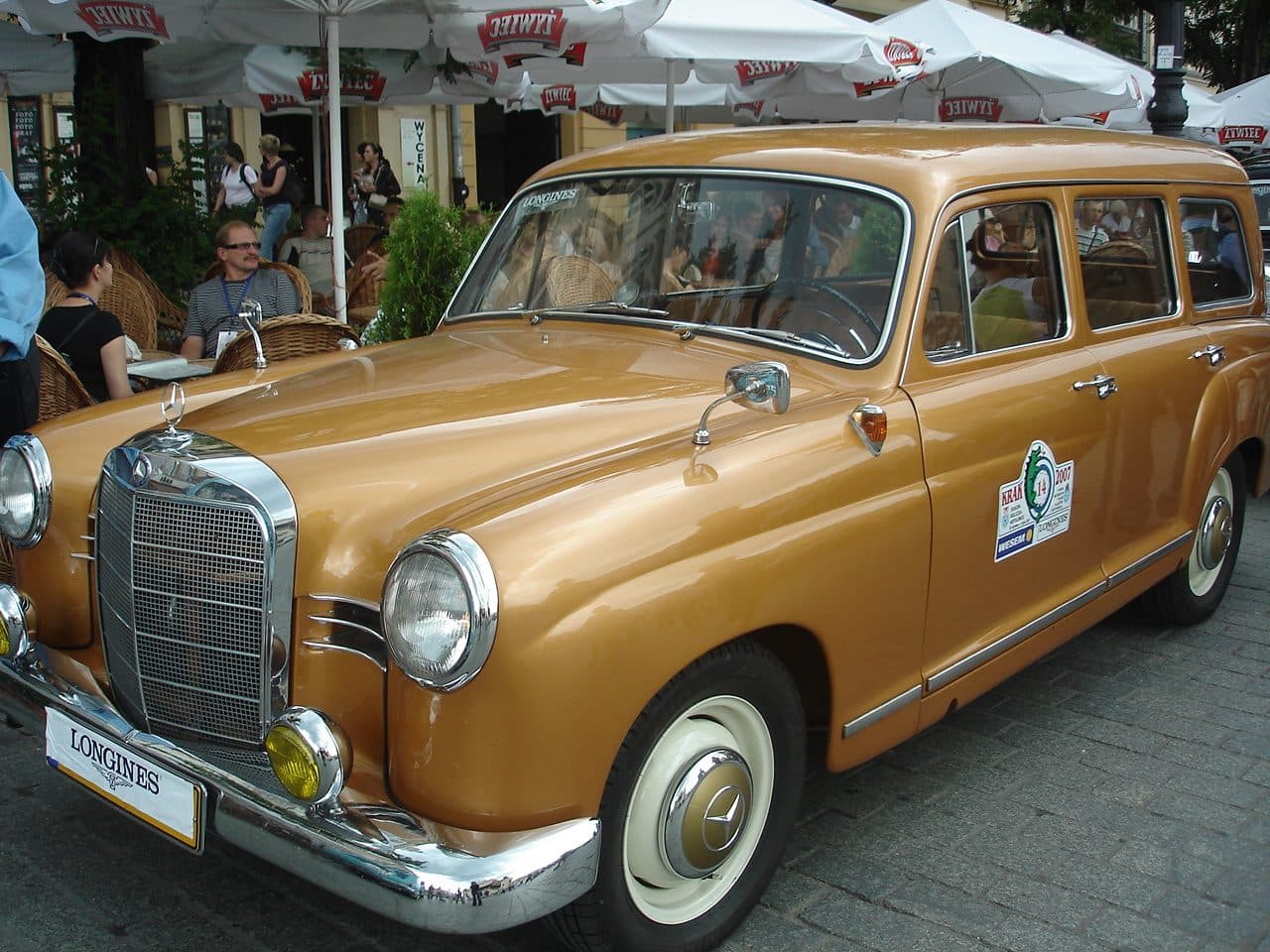 Mercedes-Benz Ponton (W120) visto de frente — años 1950
