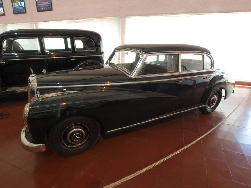 Mercedes-Benz 300 "Adenauer" en un evento de autos clásicos — años 1950