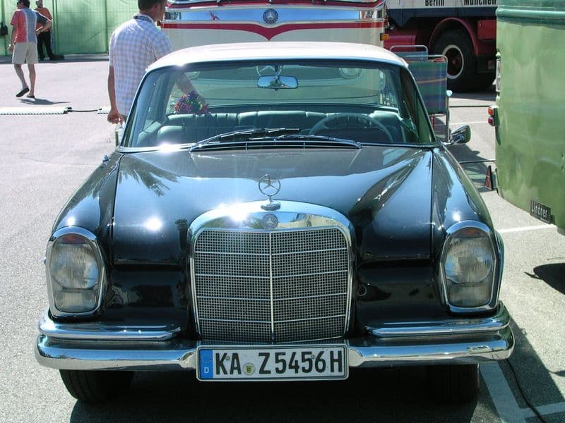 Mercedes-Benz Heckflosse / Fintail (W111) en exposición — años 1960