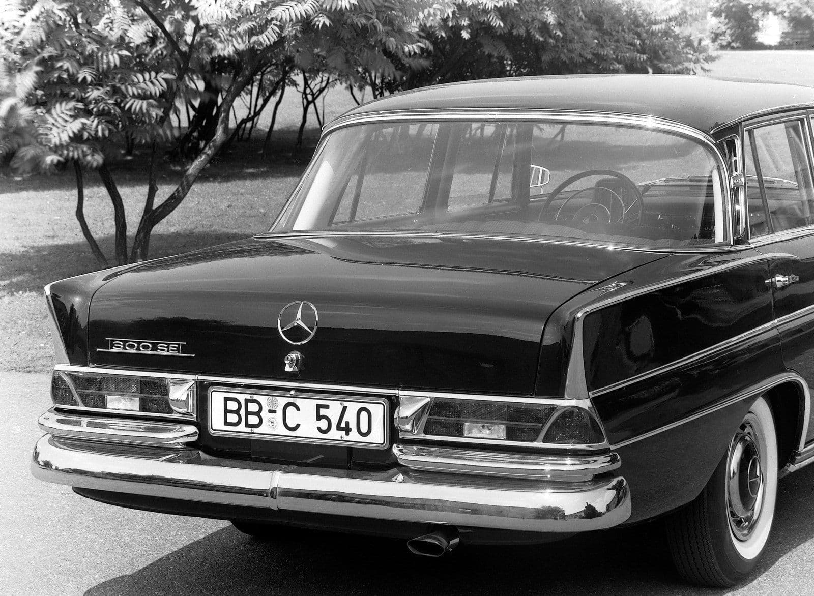 Mercedes-Benz 300 SE (W112) en un evento de autos clásicos — años 1960