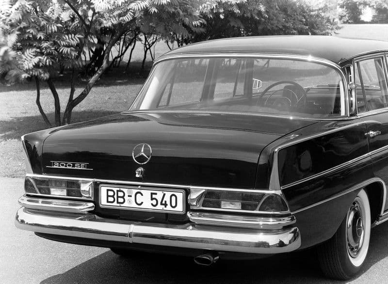Mercedes-Benz 300 SE (W112) en un evento de autos clásicos — años 1960