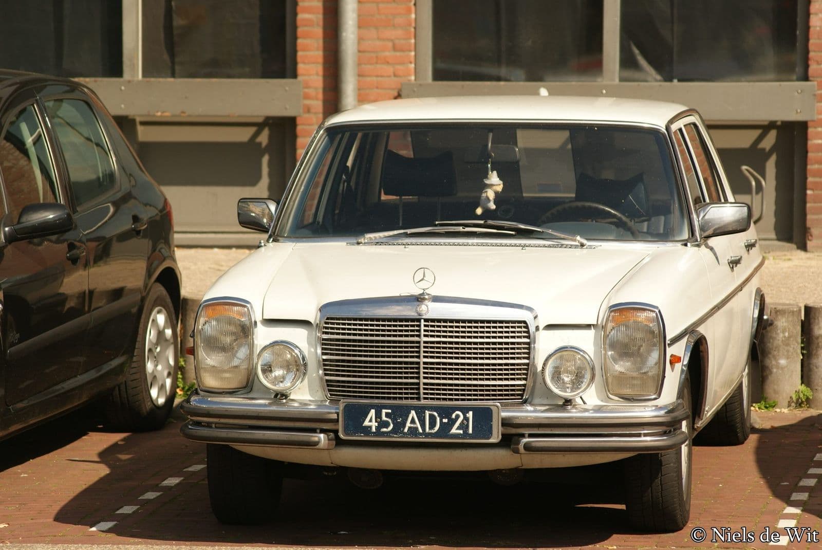 Mercedes-Benz "/8" Strich-Acht (W114/115) de perfil — años 1970