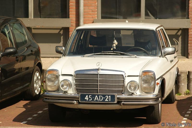 Mercedes-Benz "/8" Strich-Acht (W114/115) de perfil — años 1970