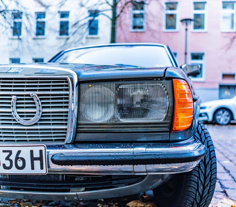 Mercedes-Benz W123 restaurado al aire libre — años 1970-80