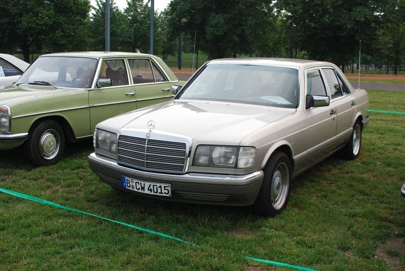 Mercedes-Benz Clase S (W126) de tres cuartos — años 1980