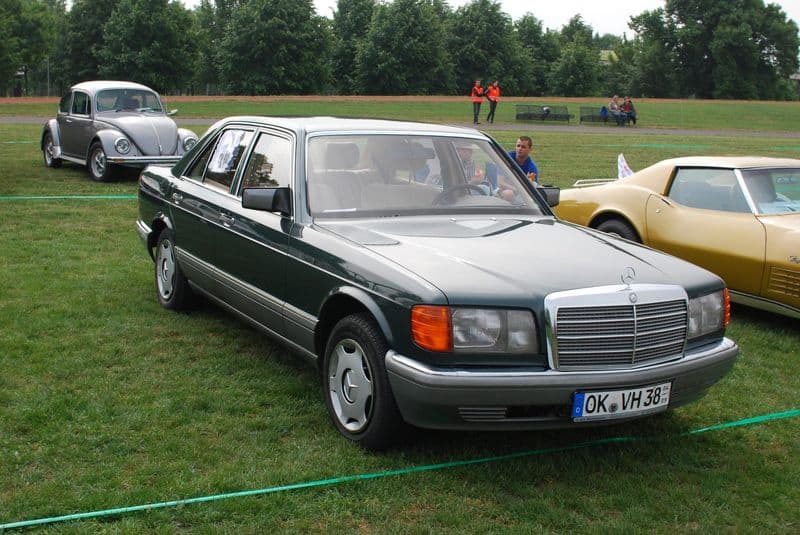 Mercedes-Benz Clase S (W126) de perfil — años 1980